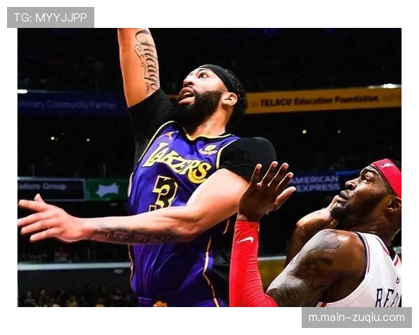 哈里斯半场高效砍下14分5篮板 展现出色状态助力球队稳局